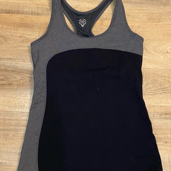 Two sports tank tops - Picture 7 of 10
